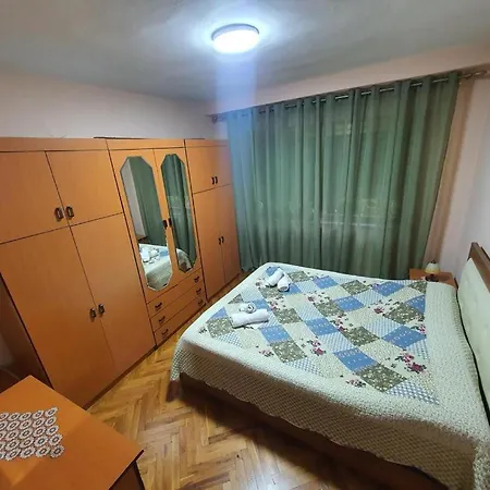 Entire Apartment, In The Center 티라나
